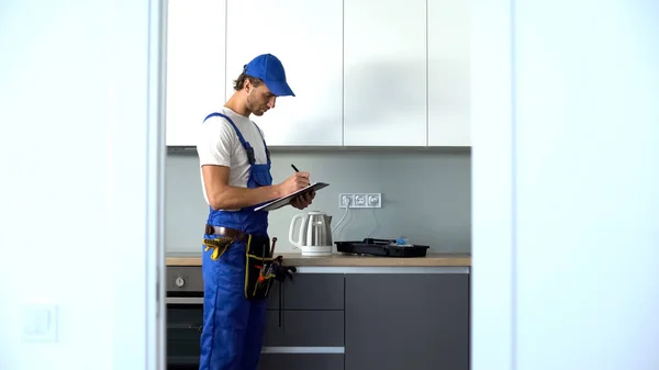 Man Writing Bill Maintenance House Husband One Hour Repair Service — Stock Photo, Image