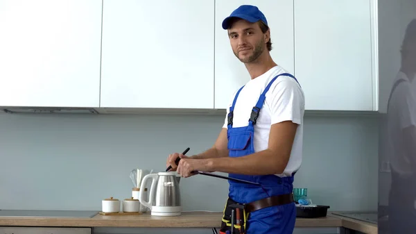 Male Builder Checking Kitchen Efficiency Filling Report Smart House Concept — Stock Photo, Image