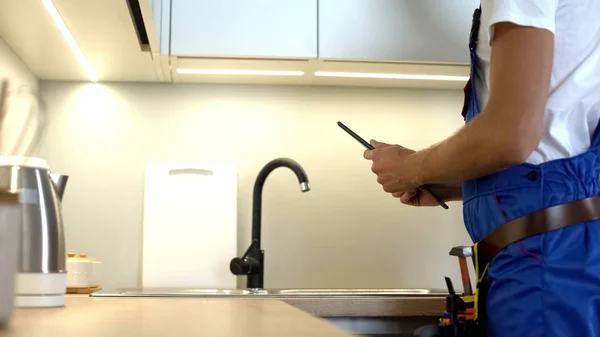 Handyman Uniform Checking Kitchen Tap Typing Report Tablet Plumbing — Stock Photo, Image