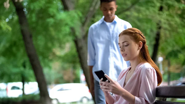 Afrikansk Amerikansk Tenåringsgutt Ser Kjæresten Chatte Smarttelefon Sjalusi – stockfoto