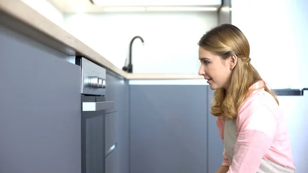 Mujer Joven Mirando Horno Planeando Platos Para Cena Familiar Tareas — Foto de Stock