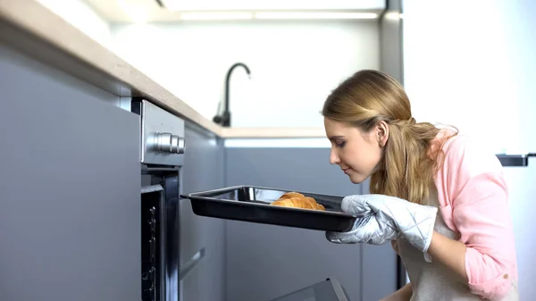 Junge Hausfrau Schürze Nimmt Plätzchen Aus Dem Ofen Duftet Nach — Stockfoto