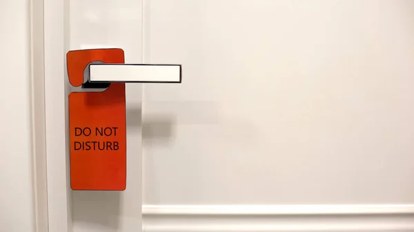 Segnale Rosso Non Disturbare Appeso Alla Maniglia Dell Hotel Privacy — Foto Stock