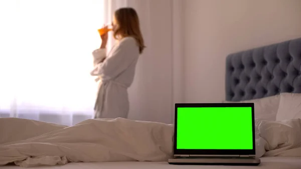 Laptop Sängyllä Nainen Juo Mehua Rentouttava Lähellä Ikkunaa Online Matka — kuvapankkivalokuva