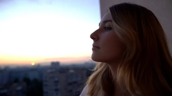 Красивая Женщина Наблюдает Закат Балкона Наслаждаясь Городским Пейзажем Медитацией — стоковое фото