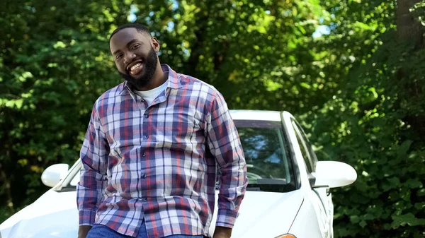 Захоплений Африканський Чоловік Щиро Посміхається Спираючись Автомобіль Закупівля Транспорту — стокове фото