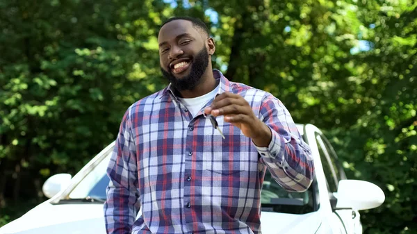 Smiling Afro American Man Showing Car Keys Leaning New Automobile — Stock Photo, Image