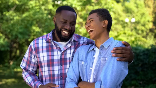 Fiatal Fekete Férfi Ölelés Fiatalabb Testvér Nevetés Szórakozás Együtt Család — Stock Fotó