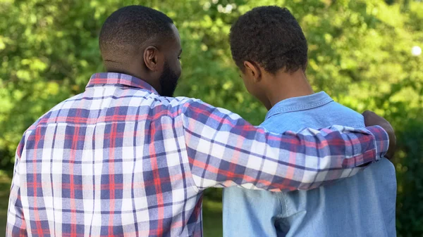 Afro American Father Hugging Son Outdoors Smiling Each Other Family — ストック写真