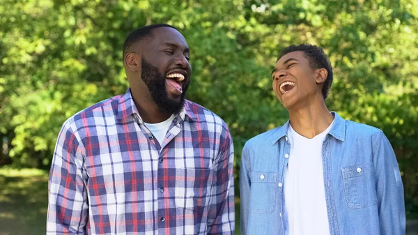 Θετικός Γιος Και Πατέρας Γελούν Έξω Αστειεύονται Διασκεδάζοντας Μαζί Σχέσεις — Φωτογραφία Αρχείου