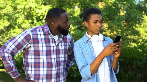 Mężczyzna Nastolatek Grać Smartfona Gry Ignorując Besztanie Ojca Wiek Dojrzewania — Zdjęcie stockowe
