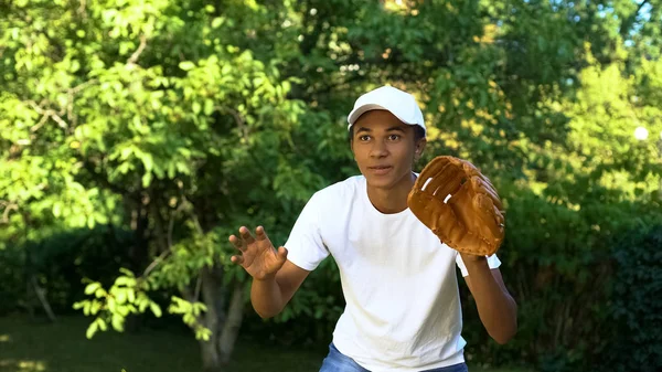 Feliz Preto Masculino Adolescente Vestindo Branco Cap Receber Beisebol Esporte — Fotografia de Stock