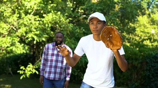 Atento Adolescente Negro Jugando Béisbol Parque Padre Hijo Apoyo Deporte — Foto de Stock