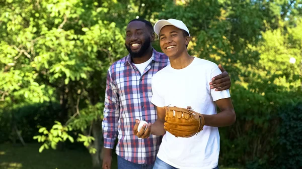 Pai Feliz Elogiando Filho Jogando Beisebol Parque Apoio Familiar Conexão — Fotografia de Stock