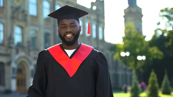 Lykkelig Afro Amerikansk Student Eksamenskjole Smilende Foran Kamera – stockfoto