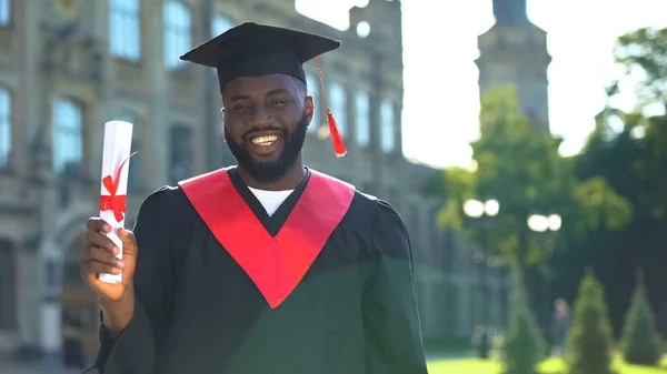 Opgewonden Afro Amerikaanse Student Diploma Uitreiking Toga Holding Diploma Looking — Stockfoto