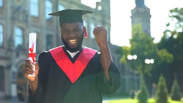 Estudante Graduação Feliz Mostrando Sim Gesto Segurando Diploma Ensino Universitário — Fotografia de Stock