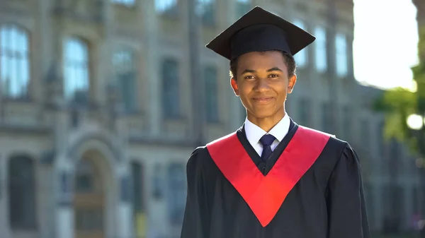 Feliz Estudiante Masculino Sonriendo Cámara Logro Celebración Del Día Graduación —  Fotos de Stock