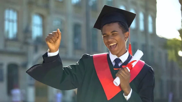 Allegro Ballo Maschile Che Celebra Laurea All Aperto Università Conoscenza — Foto Stock