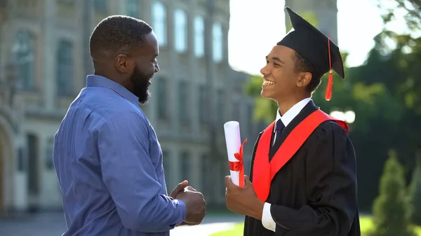 Feliz Hombre Orgulloso Saludo Hijo Adolescente Vestido Graduación Éxito Educativo —  Fotos de Stock