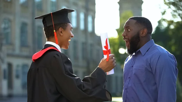 Emocionado Pai Regozijo Graduando Filho Com Diploma Realização Estudo Educação — Fotografia de Stock