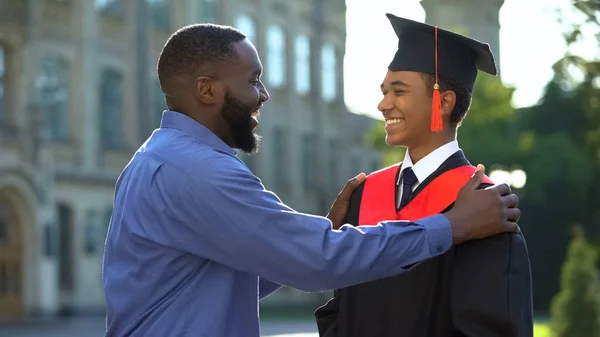 Afro Americký Otec Cítí Radost Absolvování Syn Univerzitní Plášť Úspěch — Stock fotografie