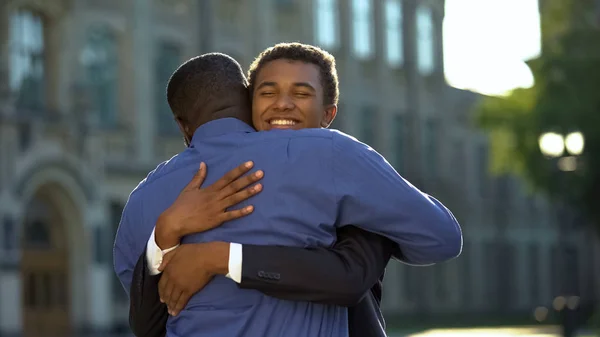 Ευτυχής Γονιός Αγκαλιάζει Νεαρό Γιο Στο Κοστούμι Εξωτερικό Πανεπιστήμιο Γιορτή — Φωτογραφία Αρχείου
