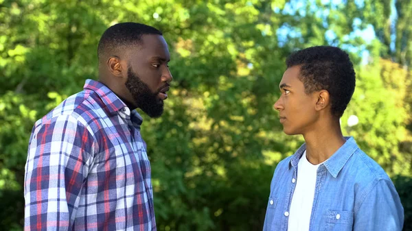 Irritado Homem Negro Irritado Olhando Filho Adolescente Conflito Familiar Idade — Fotografia de Stock