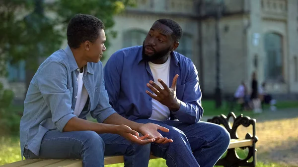 Father Arguing Teenage Son Sitting Campus Bench Puberty Age Difficulties — Stock Photo, Image