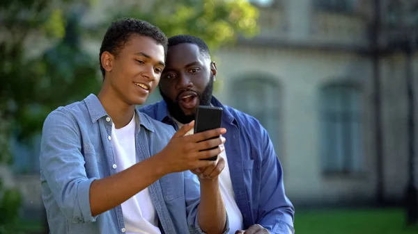 Boldog Férfi Tinédzser Bemutató Smartphone Alkalmazás Apa Szabadban — Stock Fotó