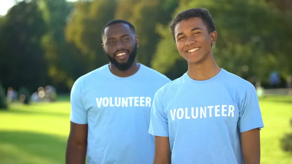 快乐的男性志愿者在镜头前微笑 生态项目参与 慈善活动 — 图库照片