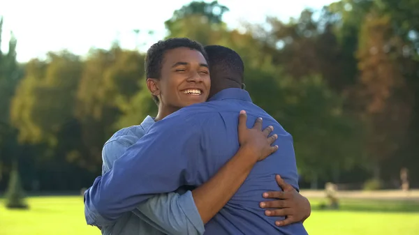 Άντρας Έφηβος Αγκαλιάζει Τον Μεγαλύτερο Αδελφό Εξωτερικούς Χώρους Οικογενειακή Συνάντηση — Φωτογραφία Αρχείου
