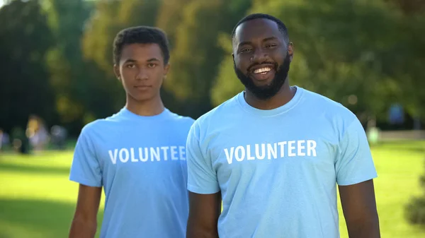 快乐的非洲裔美国人在镜头前微笑 自然保护志愿者 — 图库照片