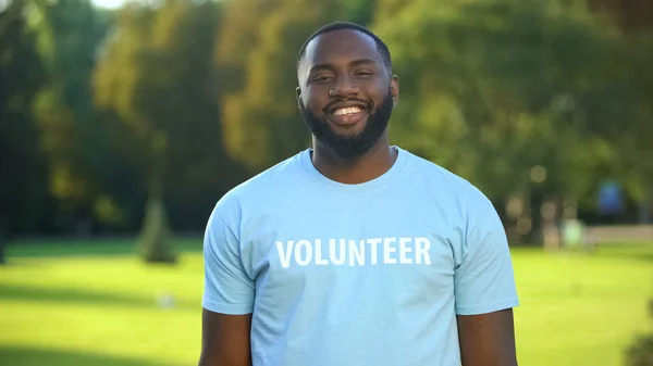 Neşeli Siyah Erkek Çevre Gönüllüsü Kameraya Gülümsüyor Doğa Koruma Projesi — Stok fotoğraf