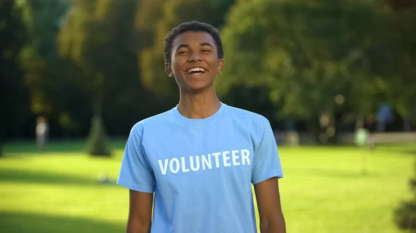 10代の男性活動家は心からカメラに笑顔 エコボランティアプロジェクト ヘルプ — ストック写真