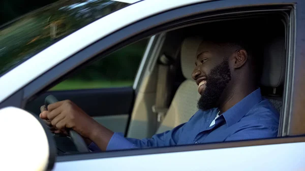 Homme Afro Américain Adulte Gai Conduisant Une Nouvelle Voiture Appréciant — Photo