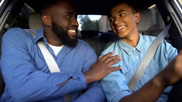 Sonriente Padre Americano Alabando Hijo Aprender Conducir Auto Ayuda Los —  Fotos de Stock