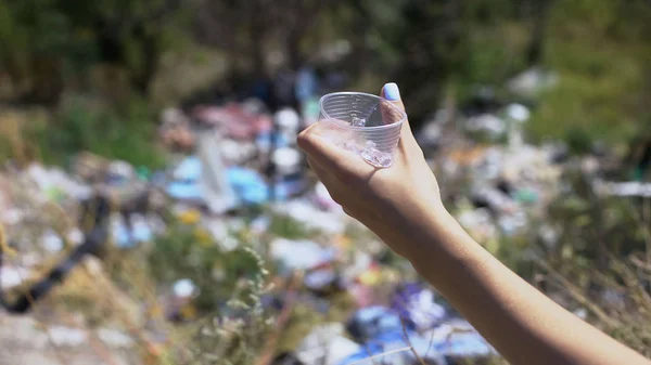 Mão Segurando Tampa Descartável Contra Dumping Aberto Meio Ecologia Florestal — Fotografia de Stock