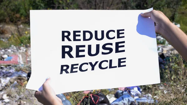Reduza Frase Reciclagem Reutilização Cartão Nas Mãos Contra Fundo Aterro — Fotografia de Stock