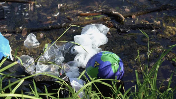 Terra Globo Con Segno Radiazioni Che Giace Lago Inquinato Problema — Foto Stock