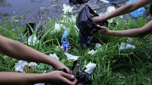 Odpowiedzialni Wolontariusze Sprzątający Składowiska Lesie Zbierający Odpady Workach — Zdjęcie stockowe
