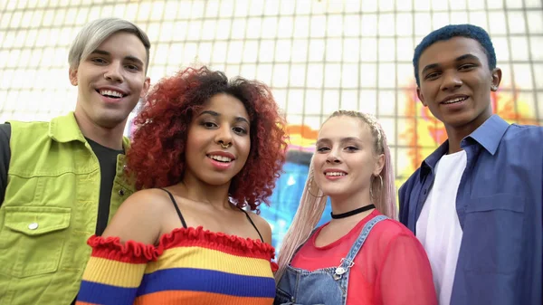 Blij Groep Van Multiraciale Tieners Kleurrijke Trendy Kleding Lachende Camera — Stockfoto