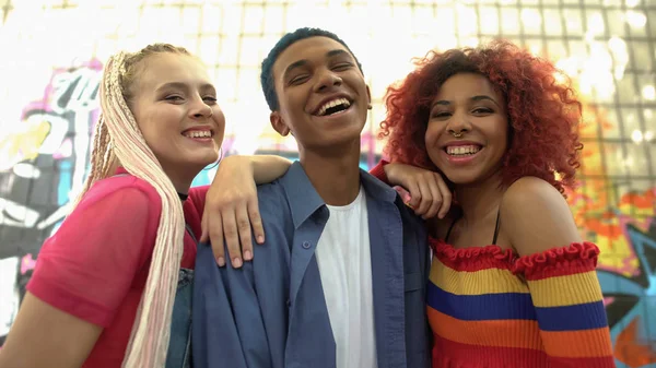 Grupo Multirracial Adolescentes Mirando Cámara Fondo Pared Graffiti Estilo — Foto de Stock