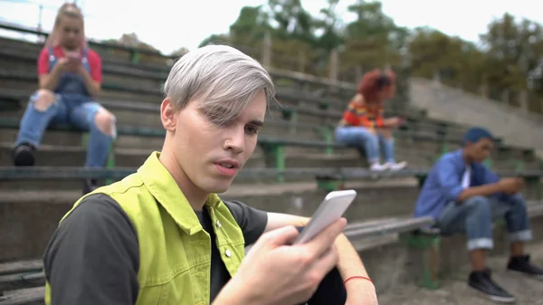 现代男性青少年通过智能手机应用 上网聊天成瘾 — 图库照片