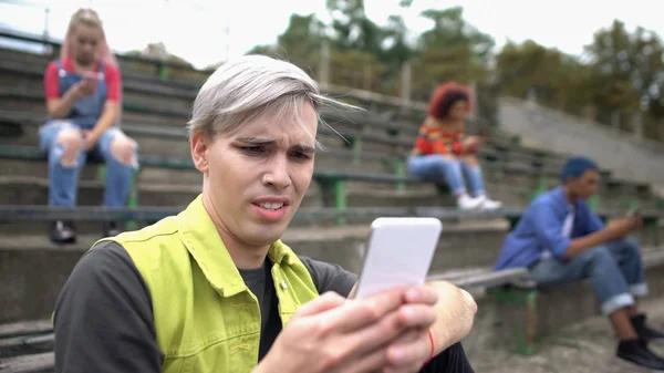 Hombre Adolescente Viendo Desagradable Foto Línea Desplazándose Aplicación Red Social — Foto de Stock