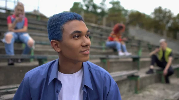 Adolescent Aux Cheveux Bleus Souriant Assis Extérieur Inspiration Jeune Pause — Photo