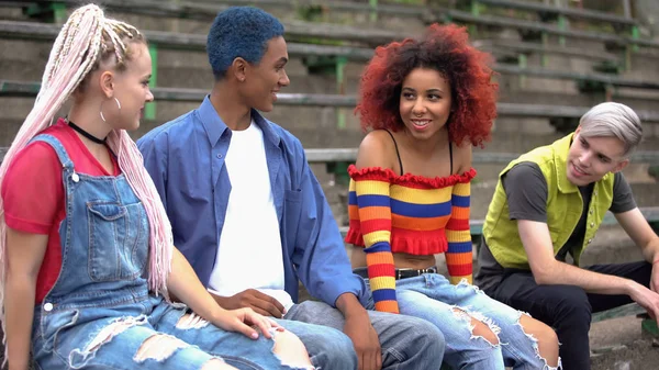 Çok Irklı Bir Grup Genç Birlikte Takılıyor Stadyumda Oturuyor Eğleniyor — Stok fotoğraf