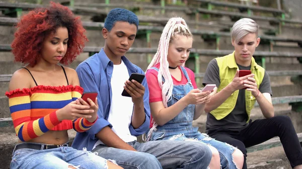 Estudiantes Desplazando Fotos Redes Sociales Por Teléfono Inteligente Comunicación Línea — Foto de Stock