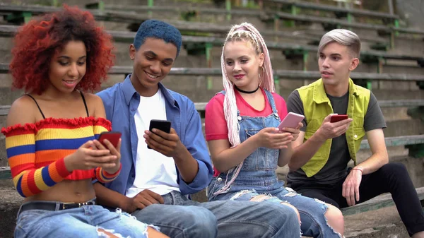 Joven Sonriente Mostrando Nueva Foto Del Teléfono Inteligente Los Amigos — Foto de Stock