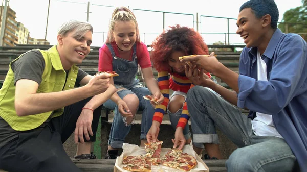 Jonge Gelukkige Mensen Eten Pizza Buiten Vrienden Ontspannen Samen Buiten — Stockfoto
